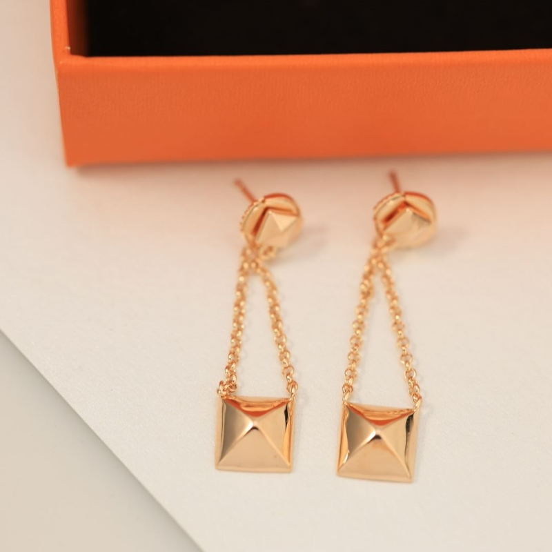 H**me5 earrings